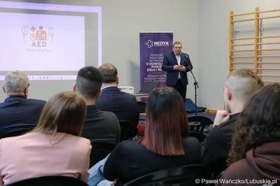 Członek Zarządu Województwa Lubuskiego Grzegorz Potęga przemawia do laureatów konkursu „Młodzież ratuje życie” w Centrum Aktywności Społecznej w Nowej Soli 