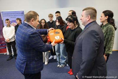 Członek Zarządu Województwa Lubuskiego Grzegorz Potęga wręcza nagrody laureatom konkursu „Młodzież ratuje życie” w Centrum Aktywności Społecznej w Nowej Soli 