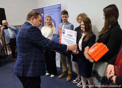 Członek Zarządu Województwa Lubuskiego Grzegorz Potęga wręcza nagrody laureatom konkursu „Młodzież ratuje życie” w Centrum Aktywności Społecznej w Nowej Soli 