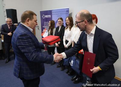 Członek Zarządu Województwa Lubuskiego Grzegorz Potęga wręcza nagrody laureatom konkursu „Młodzież ratuje życie” w Centrum Aktywności Społecznej w Nowej Soli 
