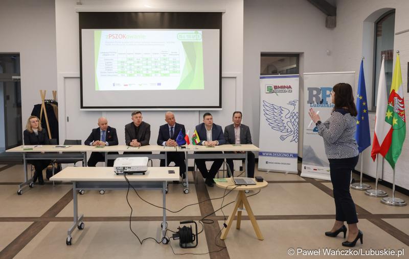 Uczestnicy konferencji podsumowującej projekt pod nazwą "Budowa Punktów Selektywnego Zbierania Odpadów Komunalnych na terenie gmin – uczestników Związku Celowego Gmin MG-6 z elementami uzupełniającymi", w „Stacji Kultury” w Deszcznie.