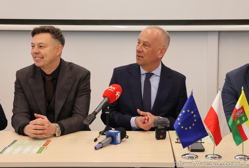 Marszałek Województwa Lubuskiego Marcin Jabłoński z prawej podczas konferencji podsumowującej projekt pod nazwą "Budowa Punktów Selektywnego Zbierania Odpadów Komunalnych na terenie gmin – uczestników Związku Celowego Gmin MG-6 z elementami uzupełniającymi", w „Stacji Kultury” w Deszcznie.