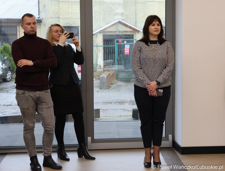Uczestnicy konferencji podsumowującej projekt pod nazwą "Budowa Punktów Selektywnego Zbierania Odpadów Komunalnych na terenie gmin – uczestników Związku Celowego Gmin MG-6 z elementami uzupełniającymi", w „Stacji Kultury” w Deszcznie.