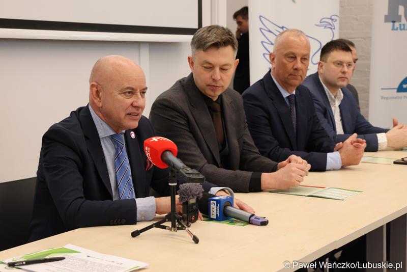 Uczestnicy konferencji podsumowującej projekt pod nazwą "Budowa Punktów Selektywnego Zbierania Odpadów Komunalnych na terenie gmin – uczestników Związku Celowego Gmin MG-6 z elementami uzupełniającymi", w „Stacji Kultury” w Deszcznie.