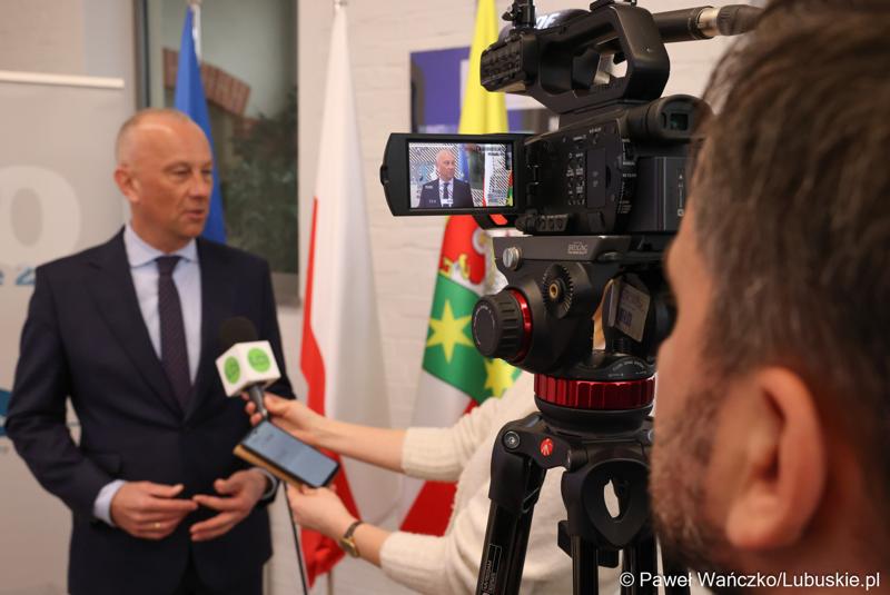 Marszałek Województwa Lubuskiego Marcin Jabłoński udziela wywiadu