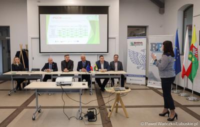 Uczestnicy konferencji podsumowującej projekt pod nazwą "Budowa Punktów Selektywnego Zbierania Odpadów Komunalnych na terenie gmin – uczestników Związku Celowego Gmin MG-6 z elementami uzupełniającymi", w „Stacji Kultury” w Deszcznie.