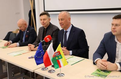 Marszałek Województwa Lubuskiego Marcin Jabłoński przemawia podczas konferencji podsumowującej projekt pod nazwą "Budowa Punktów Selektywnego Zbierania Odpadów Komunalnych na terenie gmin – uczestników Związku Celowego Gmin MG-6 z elementami uzupełniającymi", w „Stacji Kultury” w Deszcznie.
