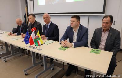 Uczestnicy konferencji podsumowującej projekt pod nazwą "Budowa Punktów Selektywnego Zbierania Odpadów Komunalnych na terenie gmin – uczestników Związku Celowego Gmin MG-6 z elementami uzupełniającymi", w „Stacji Kultury” w Deszcznie.