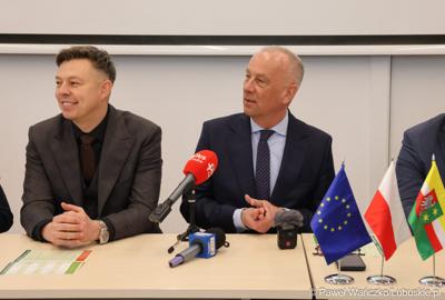 Marszałek Województwa Lubuskiego Marcin Jabłoński z prawej podczas konferencji podsumowującej projekt pod nazwą "Budowa Punktów Selektywnego Zbierania Odpadów Komunalnych na terenie gmin – uczestników Związku Celowego Gmin MG-6 z elementami uzupełniającymi", w „Stacji Kultury” w Deszcznie.