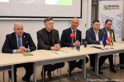 Uczestnicy konferencji podsumowującej projekt pod nazwą "Budowa Punktów Selektywnego Zbierania Odpadów Komunalnych na terenie gmin – uczestników Związku Celowego Gmin MG-6 z elementami uzupełniającymi", w „Stacji Kultury” w Deszcznie.