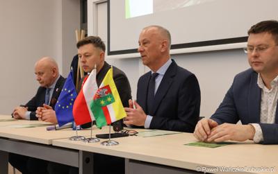 Uczestnicy konferencji podsumowującej projekt pod nazwą "Budowa Punktów Selektywnego Zbierania Odpadów Komunalnych na terenie gmin – uczestników Związku Celowego Gmin MG-6 z elementami uzupełniającymi", w „Stacji Kultury” w Deszcznie.