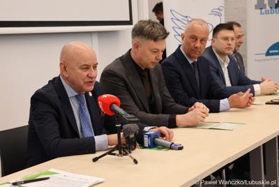Uczestnicy konferencji podsumowującej projekt pod nazwą "Budowa Punktów Selektywnego Zbierania Odpadów Komunalnych na terenie gmin – uczestników Związku Celowego Gmin MG-6 z elementami uzupełniającymi", w „Stacji Kultury” w Deszcznie.