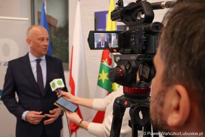 Marszałek Województwa Lubuskiego Marcin Jabłoński udziela wywiadu