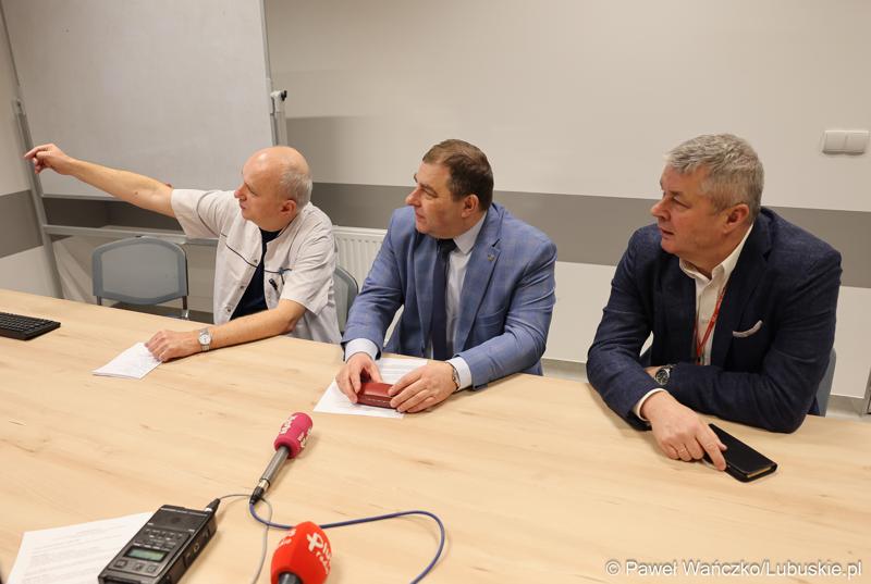 Uczestnicy konferencji dot. pierwszych zabiegów z użyciem robota operacyjnego da Vinci w Szpitalu Uniwersyteckim