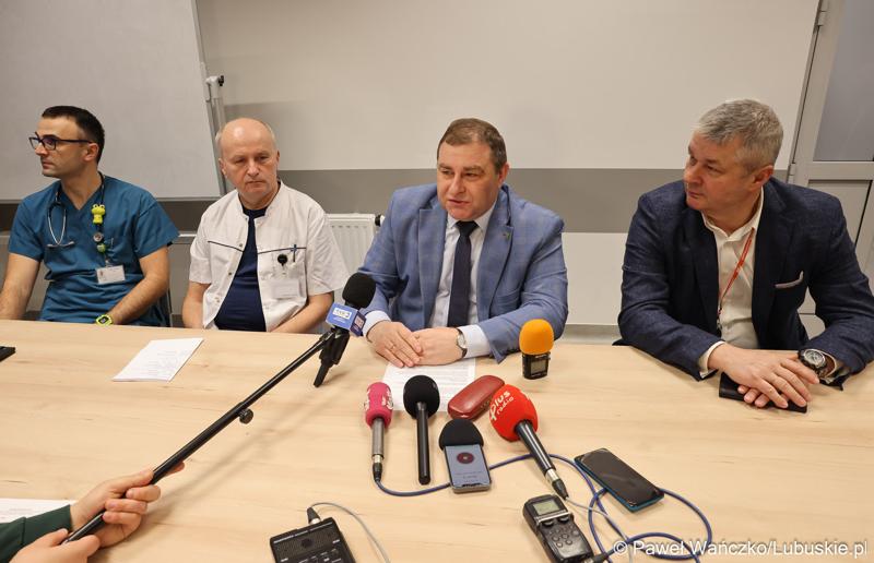 Uczestnicy konferencji dot. pierwszych zabiegów z użyciem robota operacyjnego da Vinci w Szpitalu Uniwersyteckim