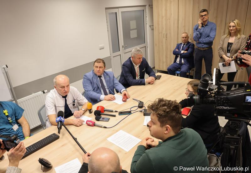 Uczestnicy konferencji dot. pierwszych zabiegów z użyciem robota operacyjnego da Vinci w Szpitalu Uniwersyteckim