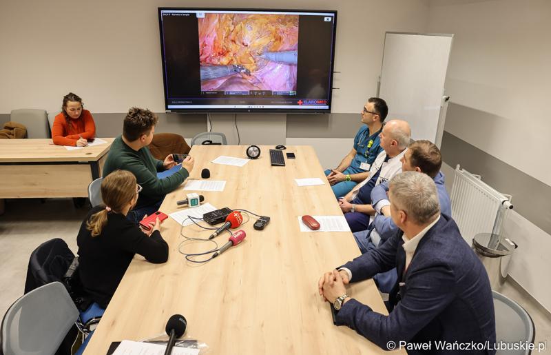Uczestnicy konferencji dot. pierwszych zabiegów z użyciem robota operacyjnego da Vinci w Szpitalu Uniwersyteckim
