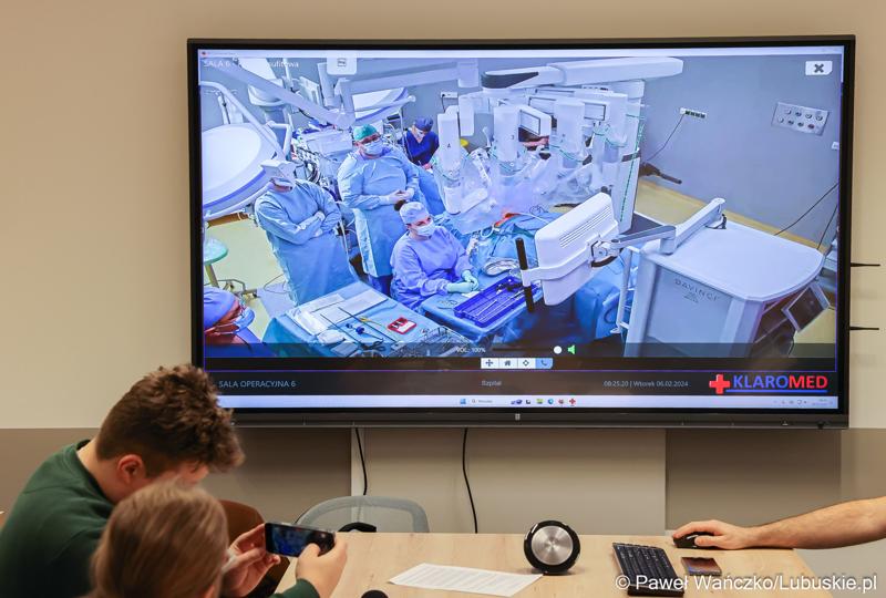 Pierwszy zabieg z użyciem robota operacyjnego da Vinci w Szpitalu Uniwersyteckim