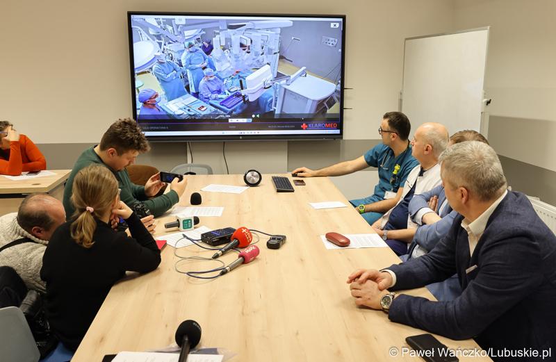 Uczestnicy konferencji dot. pierwszych zabiegów z użyciem robota operacyjnego da Vinci w Szpitalu Uniwersyteckim