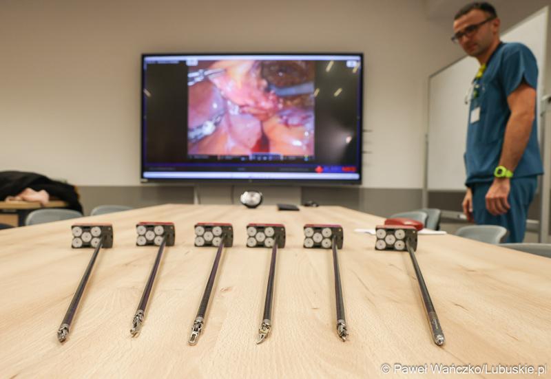 Uczestnicy konferencji dot. pierwszych zabiegów z użyciem robota operacyjnego da Vinci w Szpitalu Uniwersyteckim