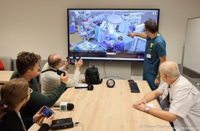 Uczestnicy konferencji dot. pierwszych zabiegów z użyciem robota operacyjnego da Vinci w Szpitalu Uniwersyteckim