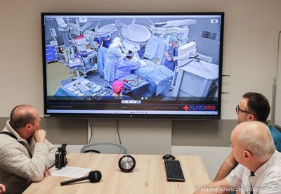 Uczestnicy konferencji dot. pierwszych zabiegów z użyciem robota operacyjnego da Vinci w Szpitalu Uniwersyteckim