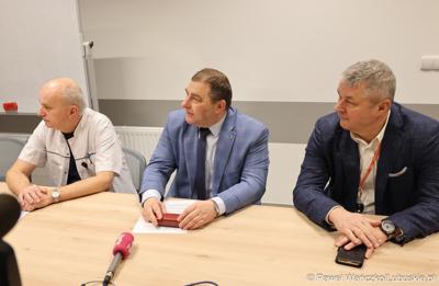 Uczestnicy konferencji dot. pierwszych zabiegów z użyciem robota operacyjnego da Vinci w Szpitalu Uniwersyteckim