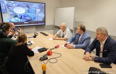 Uczestnicy konferencji dot. pierwszych zabiegów z użyciem robota operacyjnego da Vinci w Szpitalu Uniwersyteckim
