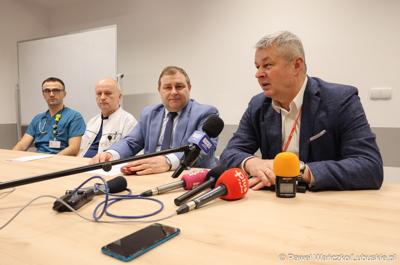 Uczestnicy konferencji dot. pierwszych zabiegów z użyciem robota operacyjnego da Vinci w Szpitalu Uniwersyteckim