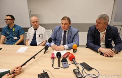 Uczestnicy konferencji dot. pierwszych zabiegów z użyciem robota operacyjnego da Vinci w Szpitalu Uniwersyteckim