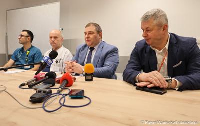 Uczestnicy konferencji dot. pierwszych zabiegów z użyciem robota operacyjnego da Vinci w Szpitalu Uniwersyteckim