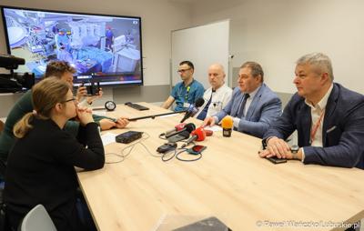 Uczestnicy konferencji dot. pierwszych zabiegów z użyciem robota operacyjnego da Vinci w Szpitalu Uniwersyteckim