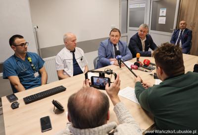 Uczestnicy konferencji dot. pierwszych zabiegów z użyciem robota operacyjnego da Vinci w Szpitalu Uniwersyteckim