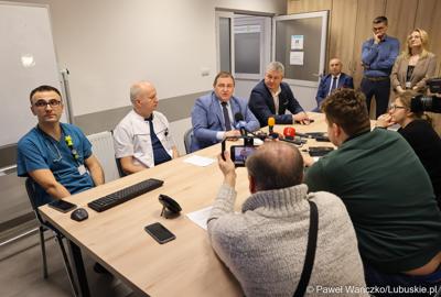 Uczestnicy konferencji dot. pierwszych zabiegów z użyciem robota operacyjnego da Vinci w Szpitalu Uniwersyteckim