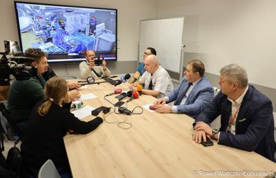 Uczestnicy konferencji dot. pierwszych zabiegów z użyciem robota operacyjnego da Vinci w Szpitalu Uniwersyteckim