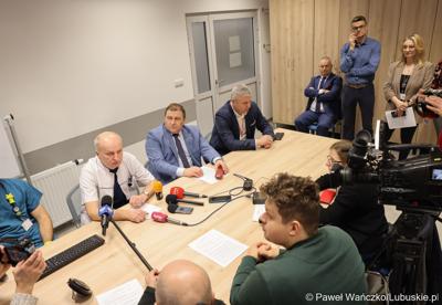Uczestnicy konferencji dot. pierwszych zabiegów z użyciem robota operacyjnego da Vinci w Szpitalu Uniwersyteckim