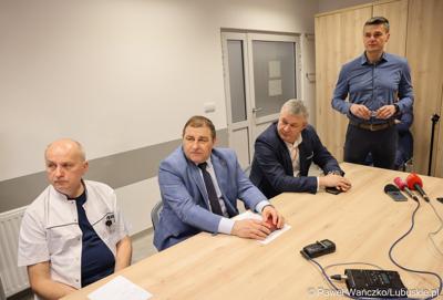 Uczestnicy konferencji dot. pierwszych zabiegów z użyciem robota operacyjnego da Vinci w Szpitalu Uniwersyteckim