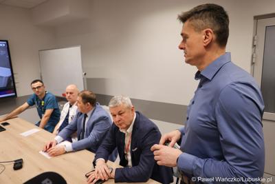 Uczestnicy konferencji dot. pierwszych zabiegów z użyciem robota operacyjnego da Vinci w Szpitalu Uniwersyteckim