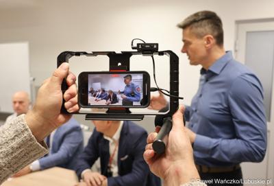 Uczestnicy konferencji dot. pierwszych zabiegów z użyciem robota operacyjnego da Vinci w Szpitalu Uniwersyteckim