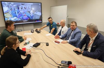 Uczestnicy konferencji dot. pierwszych zabiegów z użyciem robota operacyjnego da Vinci w Szpitalu Uniwersyteckim