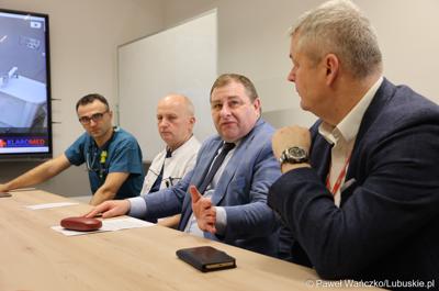 Uczestnicy konferencji dot. pierwszych zabiegów z użyciem robota operacyjnego da Vinci w Szpitalu Uniwersyteckim