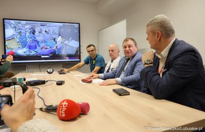 Uczestnicy konferencji dot. pierwszych zabiegów z użyciem robota operacyjnego da Vinci w Szpitalu Uniwersyteckim