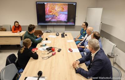 Uczestnicy konferencji dot. pierwszych zabiegów z użyciem robota operacyjnego da Vinci w Szpitalu Uniwersyteckim