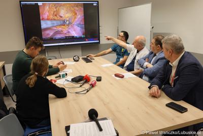 Uczestnicy konferencji dot. pierwszych zabiegów z użyciem robota operacyjnego da Vinci w Szpitalu Uniwersyteckim