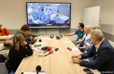 Uczestnicy konferencji dot. pierwszych zabiegów z użyciem robota operacyjnego da Vinci w Szpitalu Uniwersyteckim