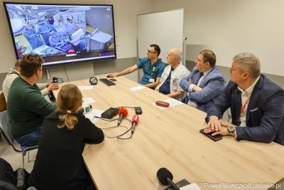 Uczestnicy konferencji dot. pierwszych zabiegów z użyciem robota operacyjnego da Vinci w Szpitalu Uniwersyteckim