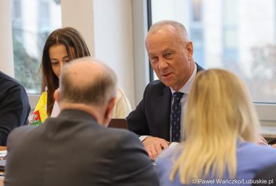 Marszałek Województwa Lubuskiego Marcin Jabłoński podczas spotkania Instytucji Zarządzającej programem Fundusze Europejskie dla Lubuskiego 2021-2027 z Zielonogórsko-Nowosolskim Miejskim Obszarem Funkcjonalnym. 