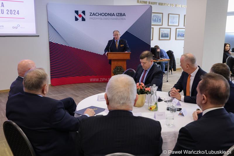 Prezes Zachodniej Izby Przemysłowo-Handlowej Jerzy Korolewicz przemawia podczas Gospodarczej Inauguracji 2024 r. w sali sesyjnej Urzędu Miasta w Gorzowie Wlkp.