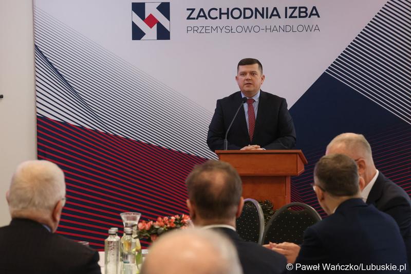 Prezydent Gorzowa Wlkp. Jacek Wójcicki przemawia podczas Gospodarczej Inauguracji 2024 r. w sali sesyjnej Urzędu Miasta w Gorzowie Wlkp.