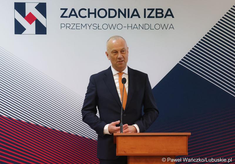 Marszałek Marcin Jabłoński przemawia podczas Gospodarczej Inauguracji 2024 r. w sali sesyjnej Urzędu Miasta w Gorzowie Wlkp.